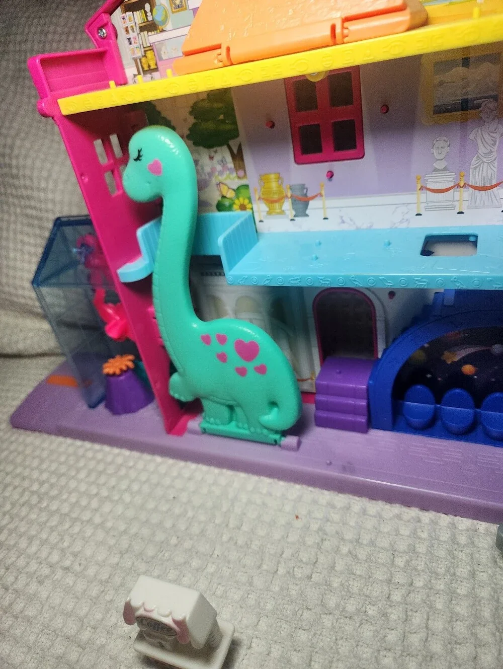 POLLY POCKET™ STARRING SHANI™ POLLYVILLE™ MIGHTY MUSEUM™ Playset Includes 17 Pcs